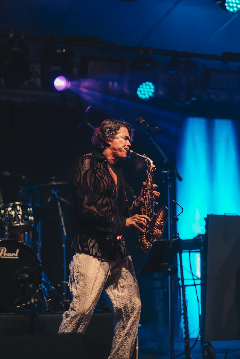 Saxofonista tocando ao vivo durante a festa