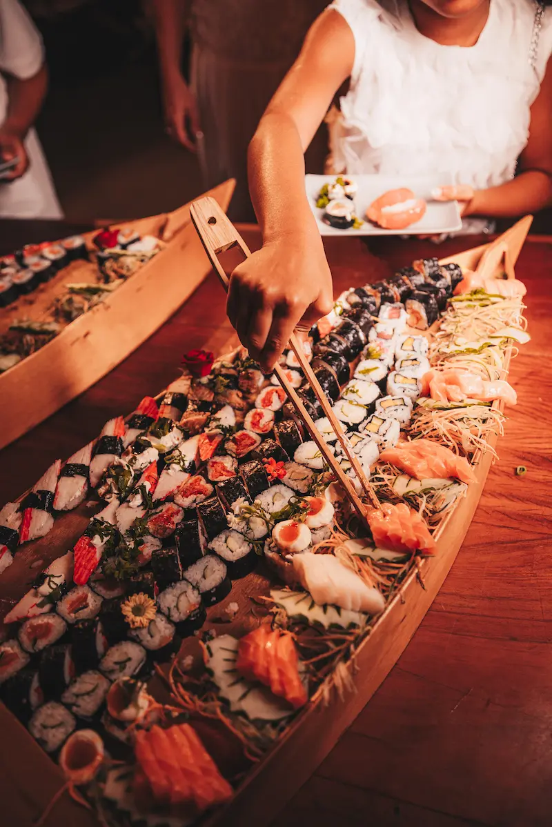 Ilha de sushi servida na noite do Réveillon do Golfe